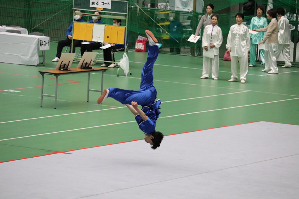 長拳選手が競技会で、自選套路を演じている写真