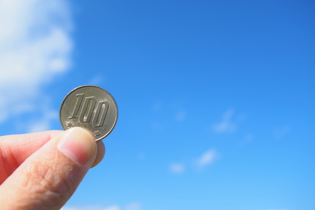 青空にかざした100円玉