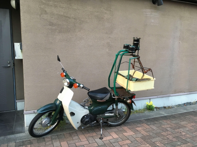 年季の入った蕎麦配達バイク。右のミラーしかない。