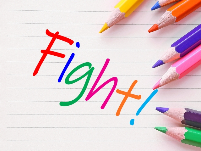 カラフルなfightの文字。