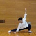 若い長拳指導員が、入門長拳を手本として見せている。