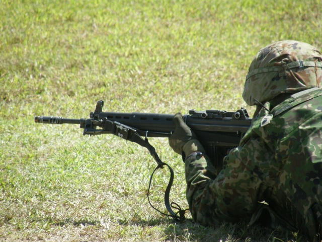 伏せて銃を構える自衛官