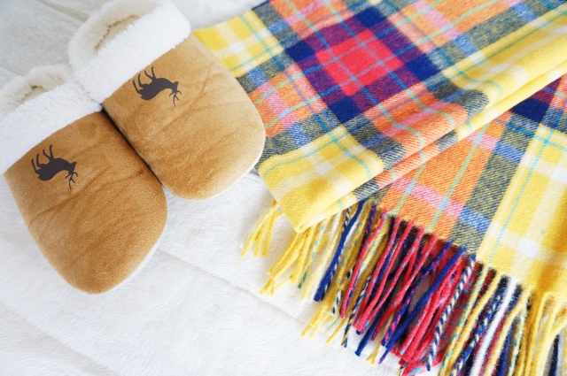 暖かそうなスリッパとマフラー