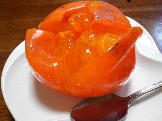 完熟の熟柿。美しく透き通る夕陽色。