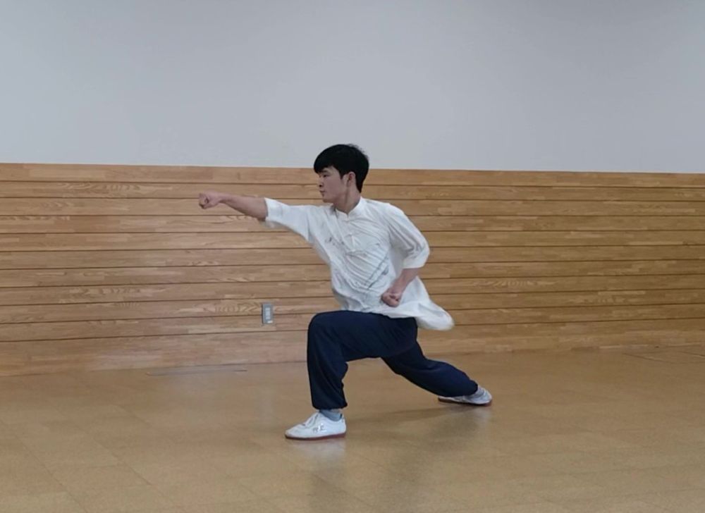 右手で打っている