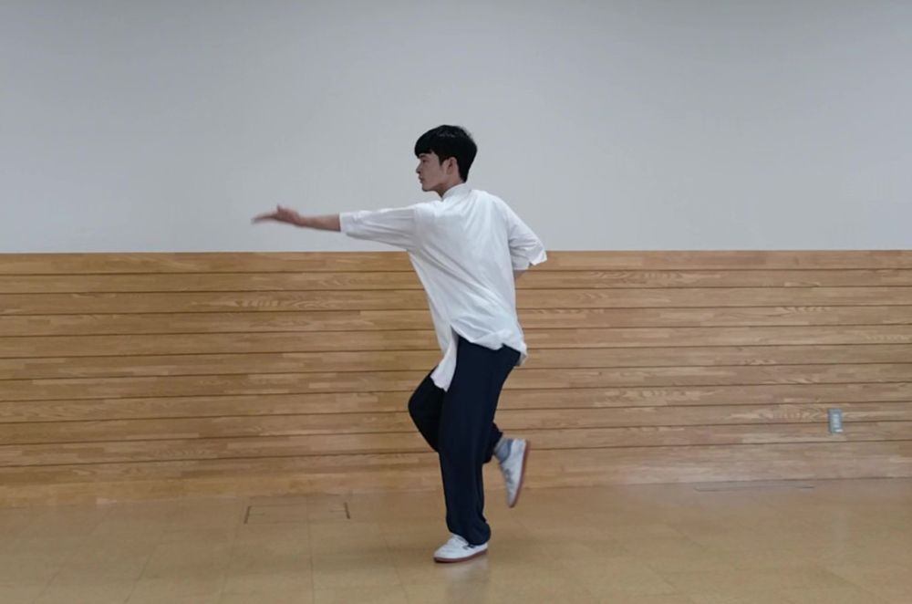 左手で下から払い上げている