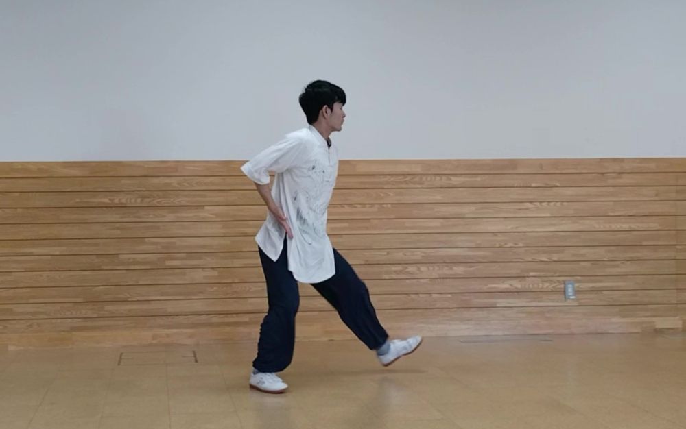 両手を腰に構える