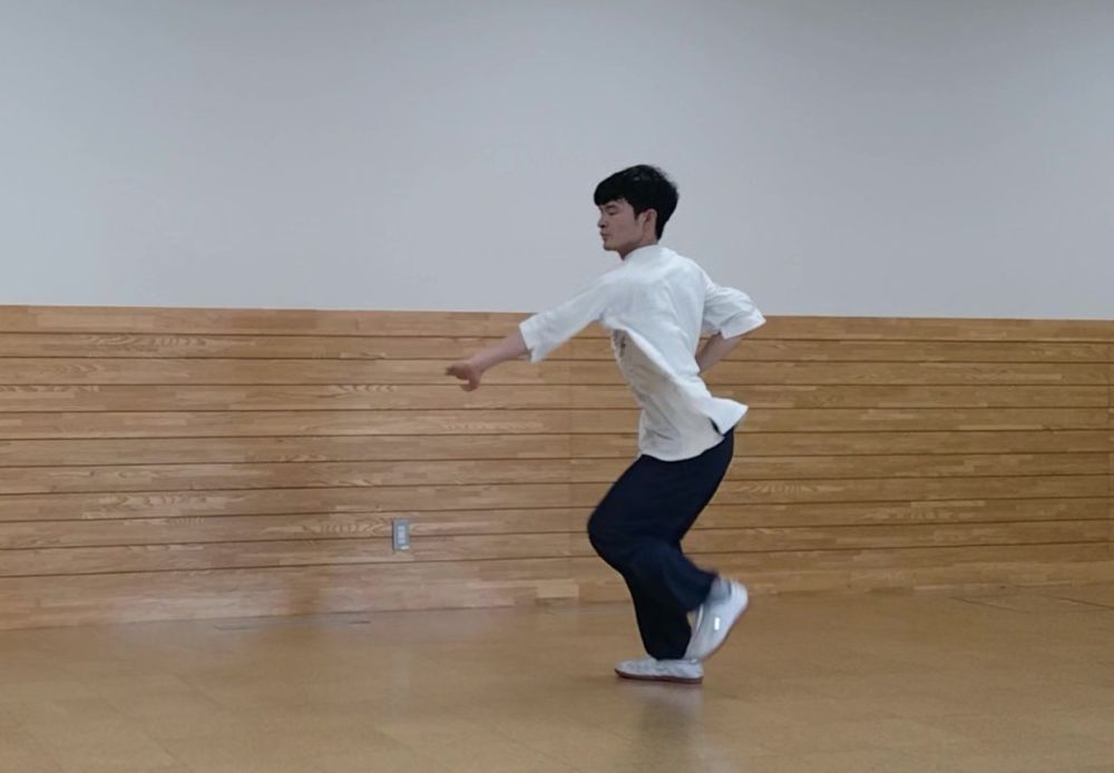 片足を強く踏んで、左手で押さえている