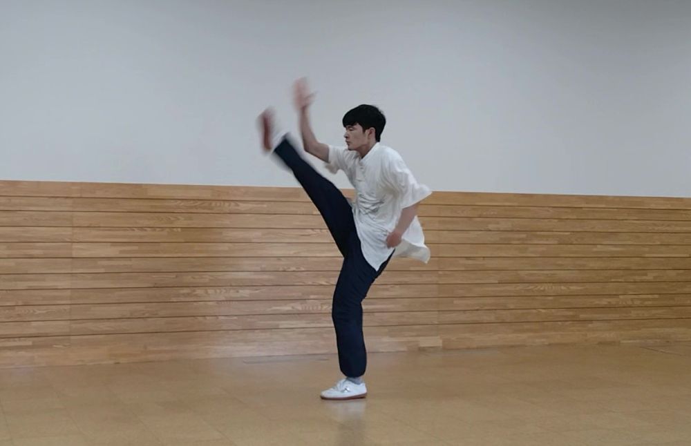 右足を高く上げて蹴っている