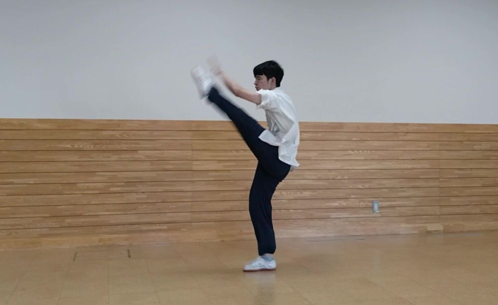 左足を高く上げて蹴っている