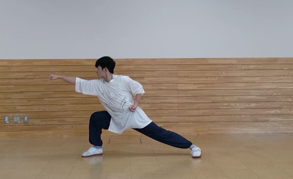 右拳で遠くへ打っている