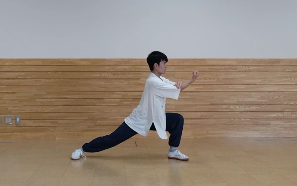 振り返り、アッパーで打っている