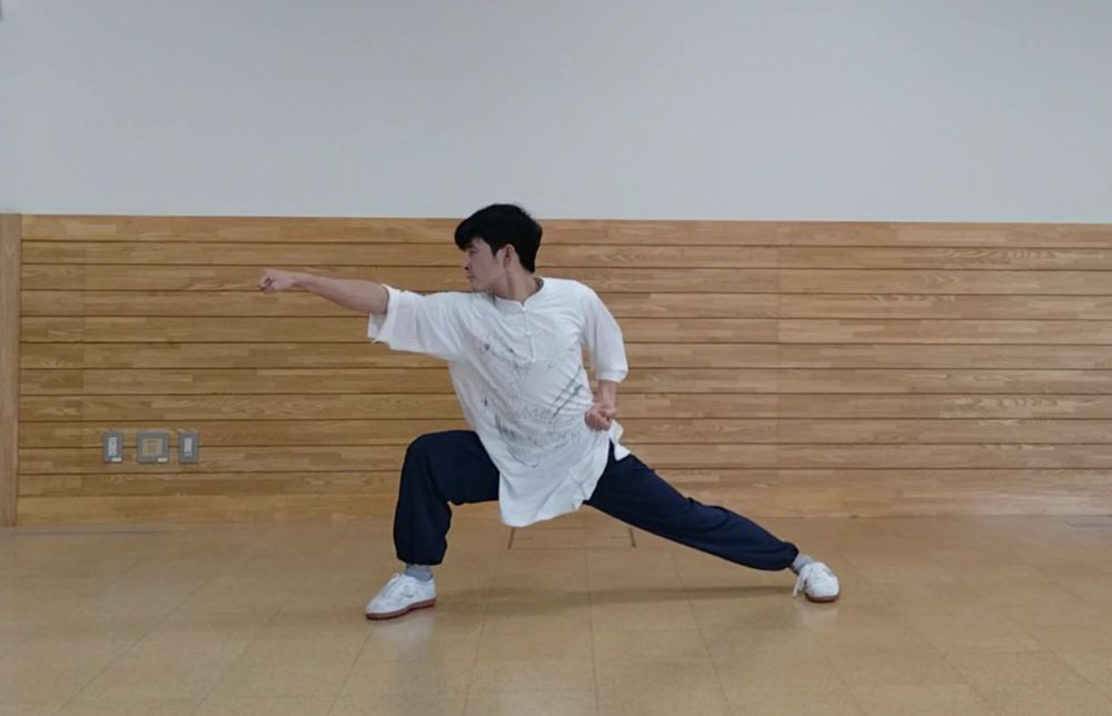 振り返り右手で打っている