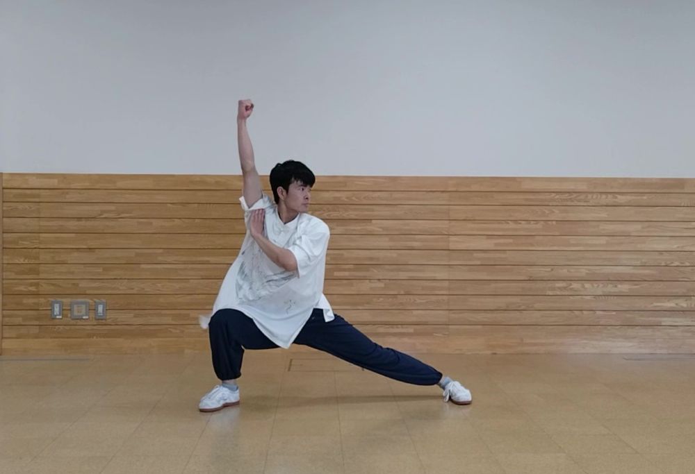 上へ右手で打っている