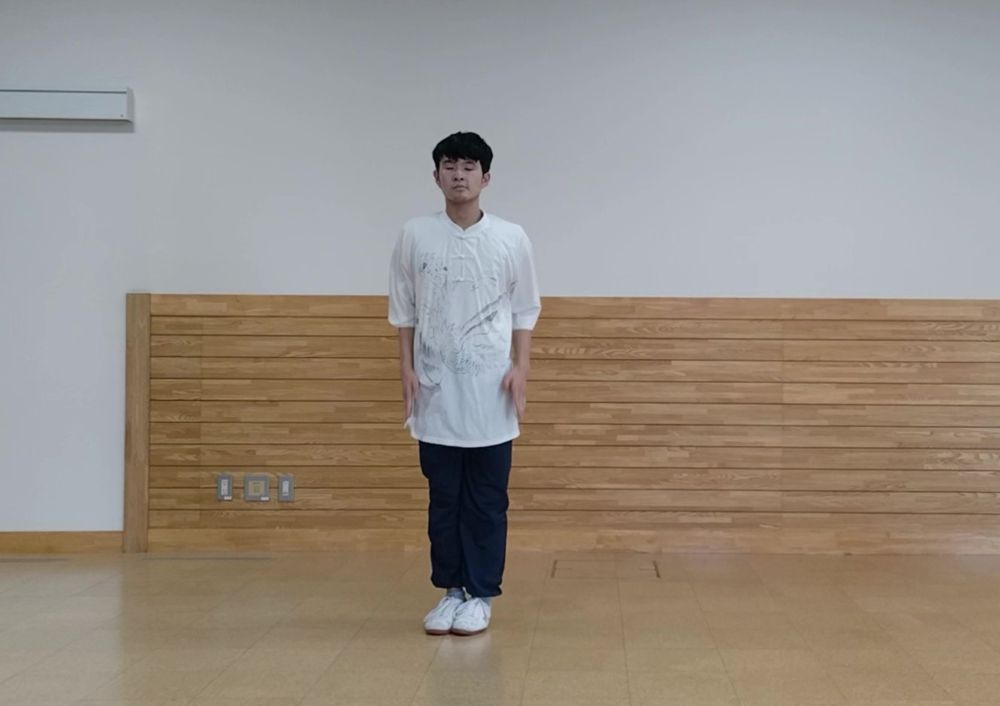 手を下して元の姿勢に戻った