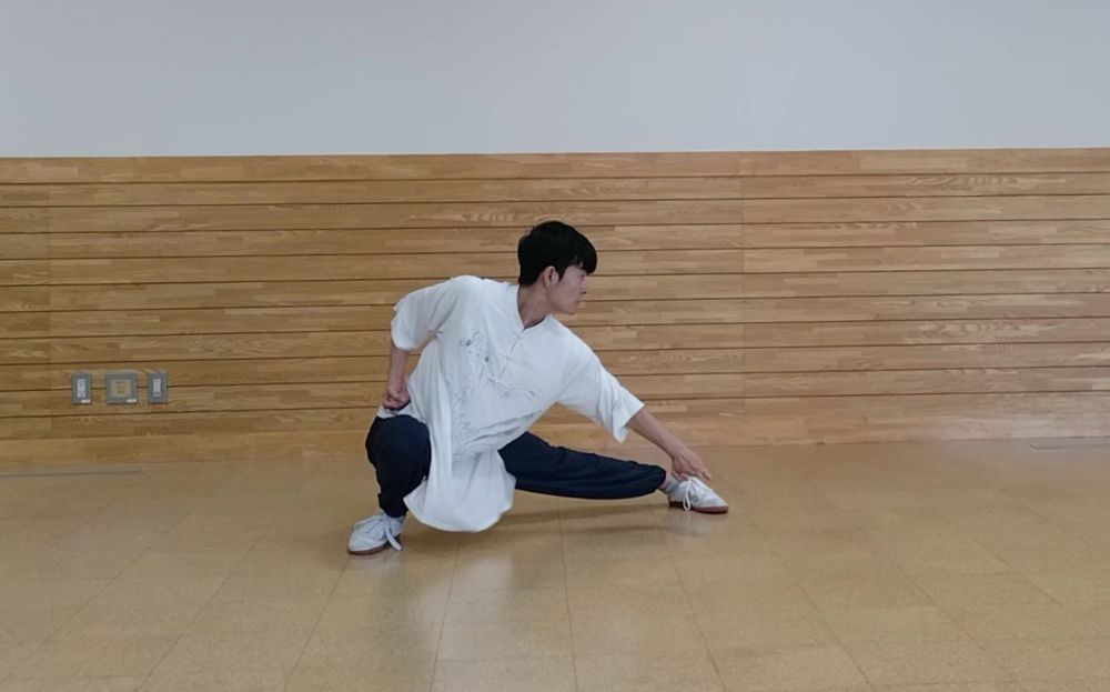 低い姿勢で後ろに退いている