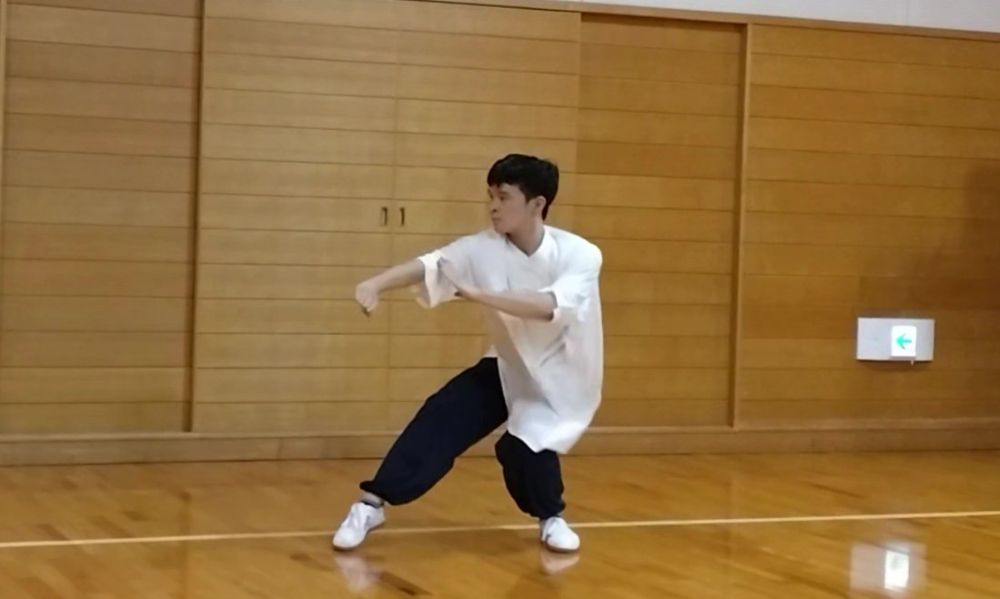 掛け、守り様子を伺う