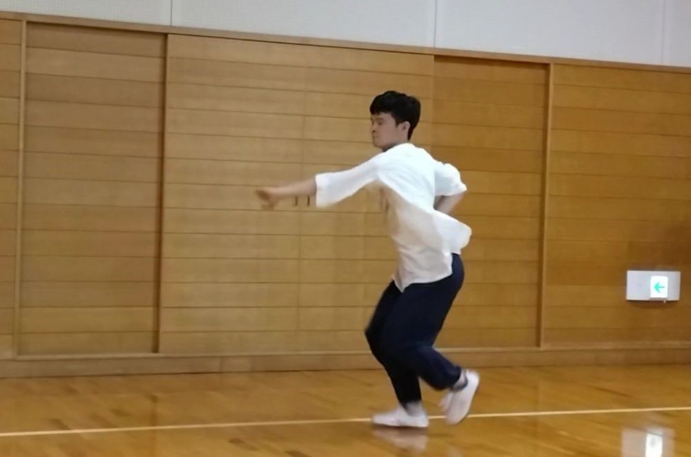 受けて押さえる