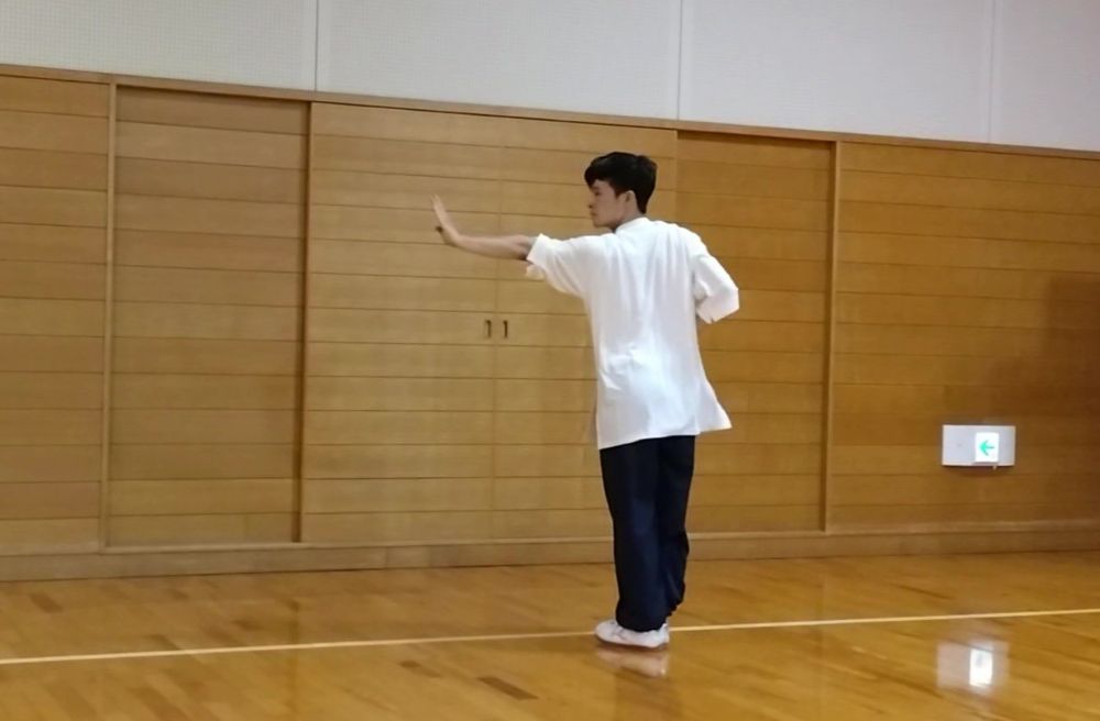 右手で引き込み、左手で押す