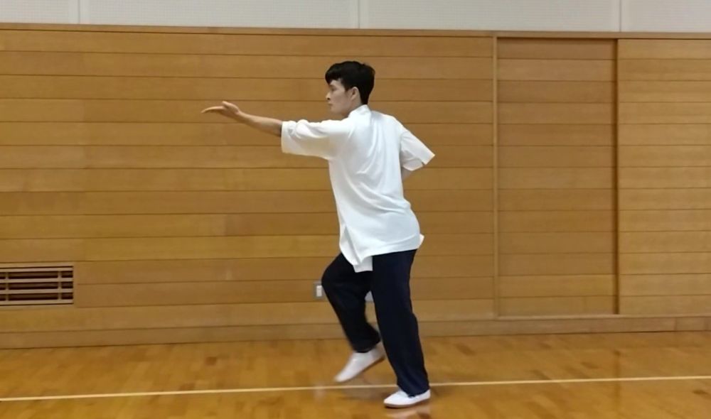 左手を下から払い打つ