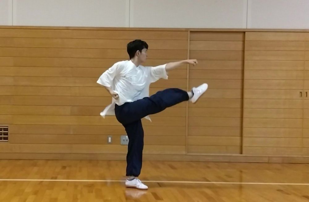 右蹴り、同時に左突き