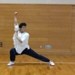 右手で上へ打つ