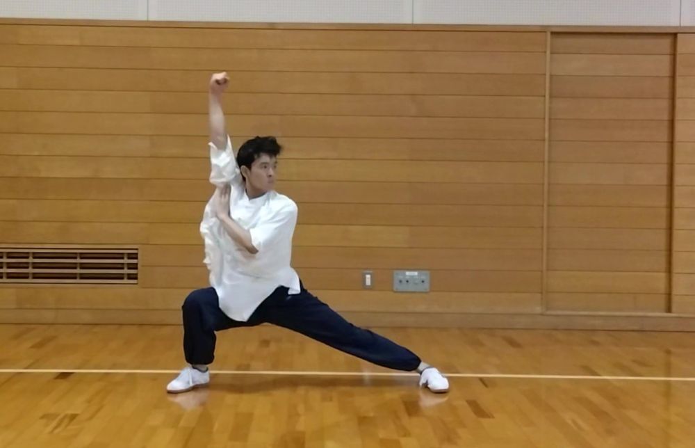 右手で上へ打つ