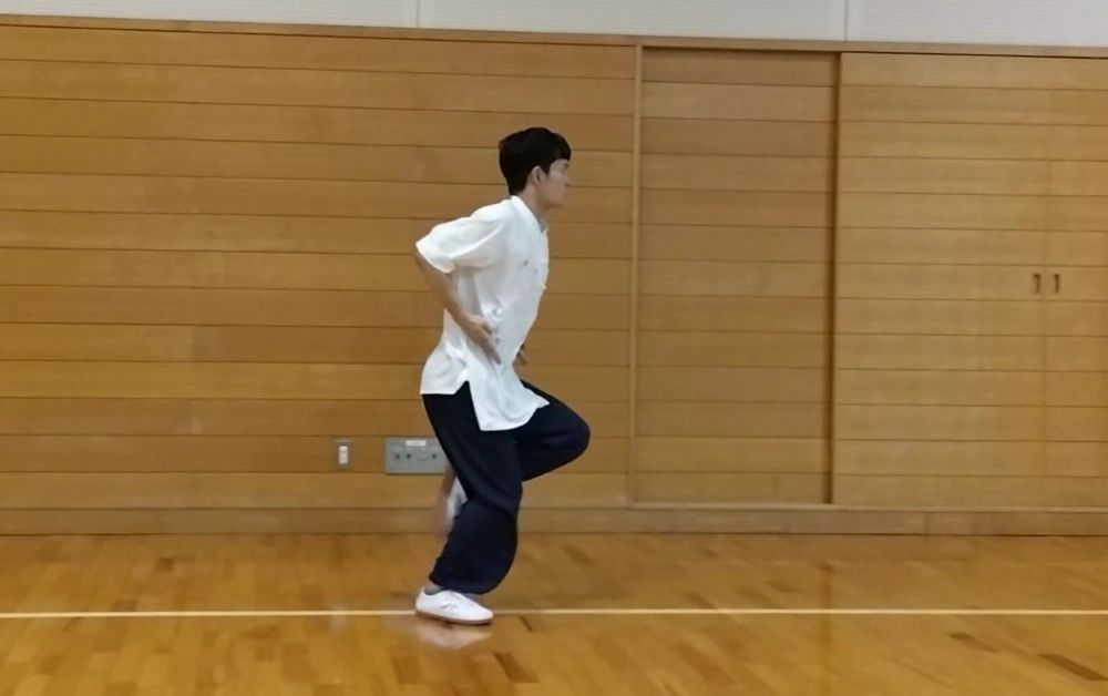 下を払って腰に手を構える