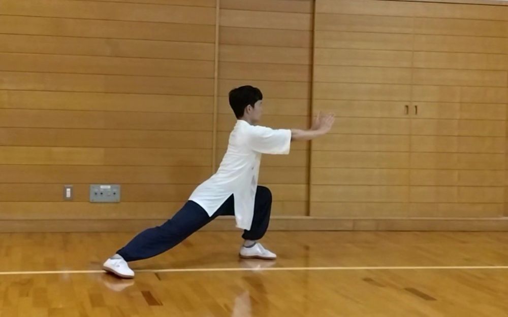 両手で押し出す