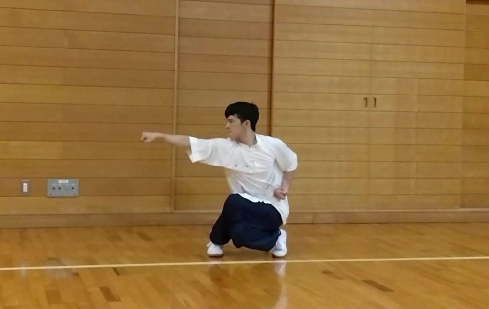 後ろ下段を打つ