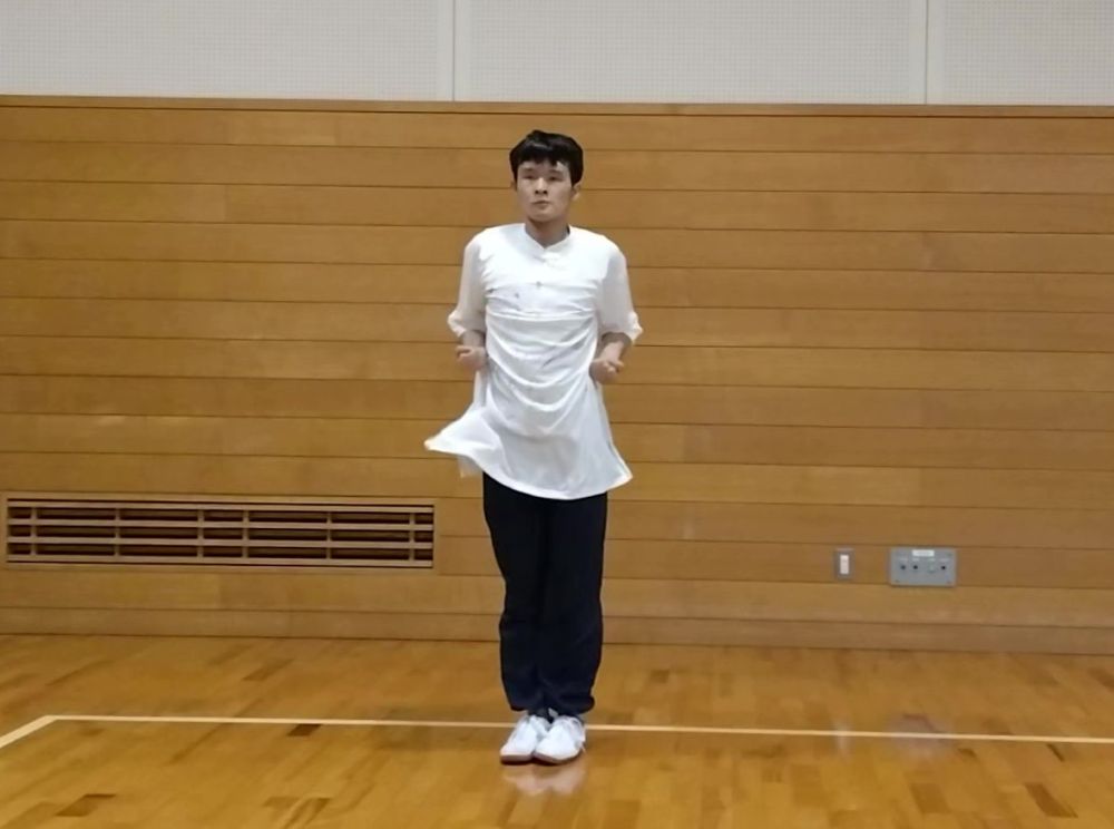 両手を腰に戻し、終わりに備える。