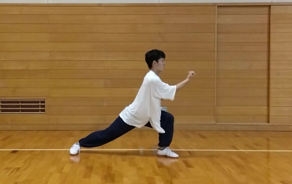 振り返ってアッパー