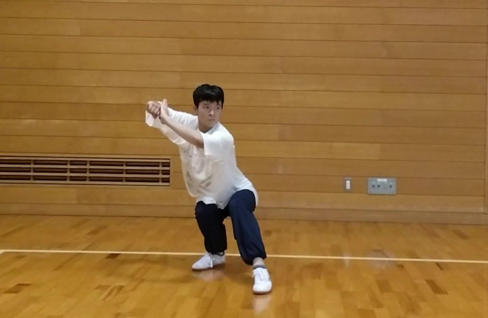 両手を払った後に構える。