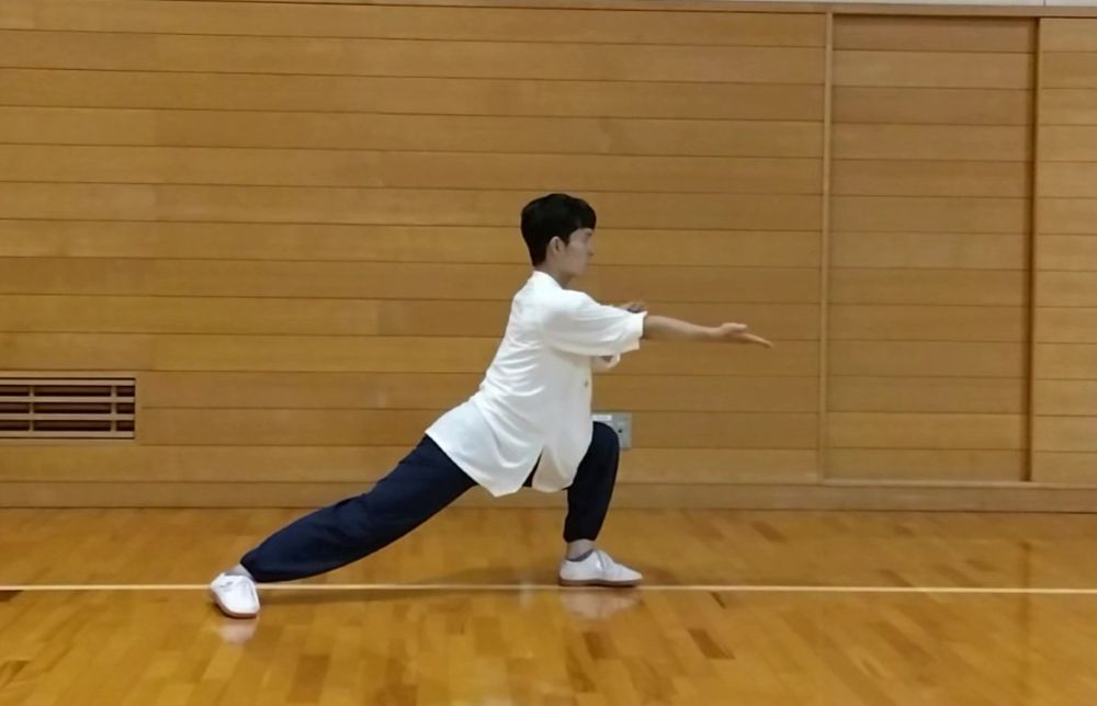 右手で下から打つ