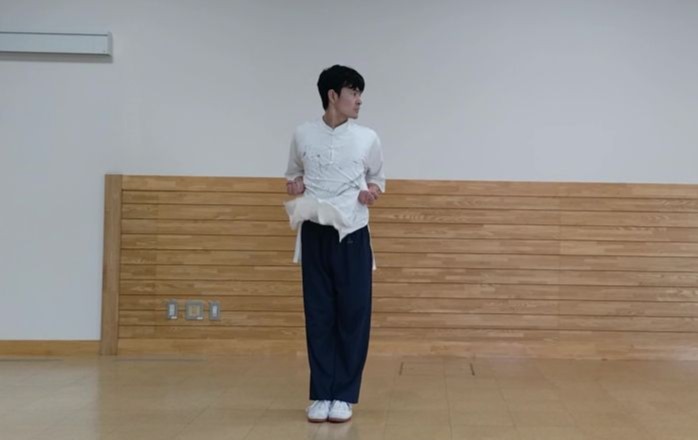 両手を拳にして腰まで引き上げた。