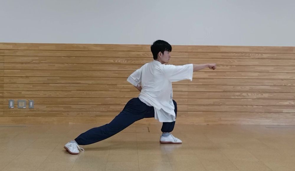 右拳で打っている