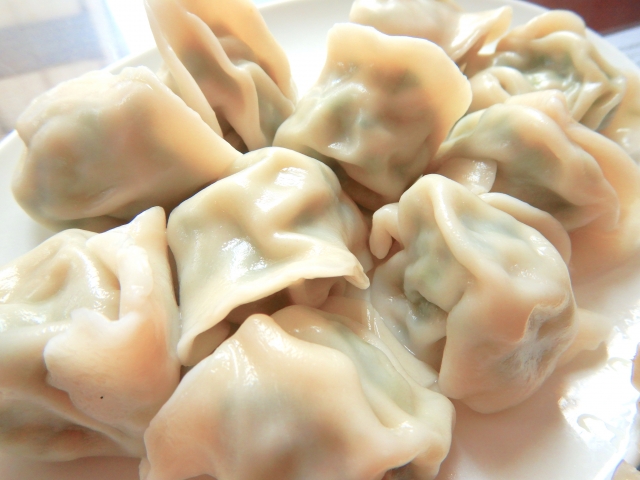 煮餃子。白くぷりぷりしている。