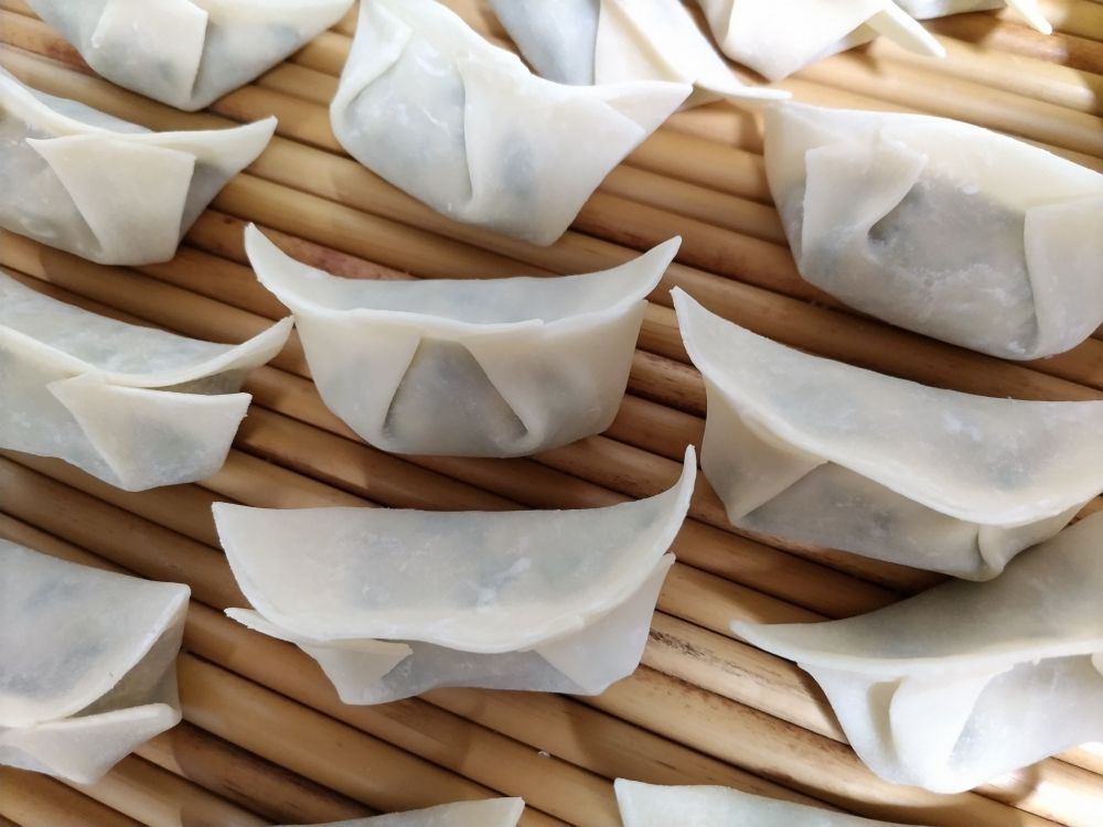 並んだたくさんの餃子。真っ白できれい。