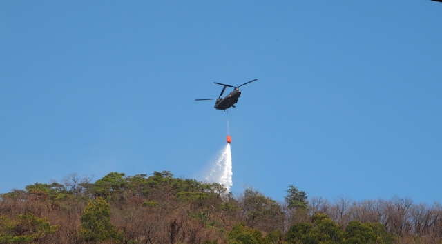 空から消火活動をするヘリコプター