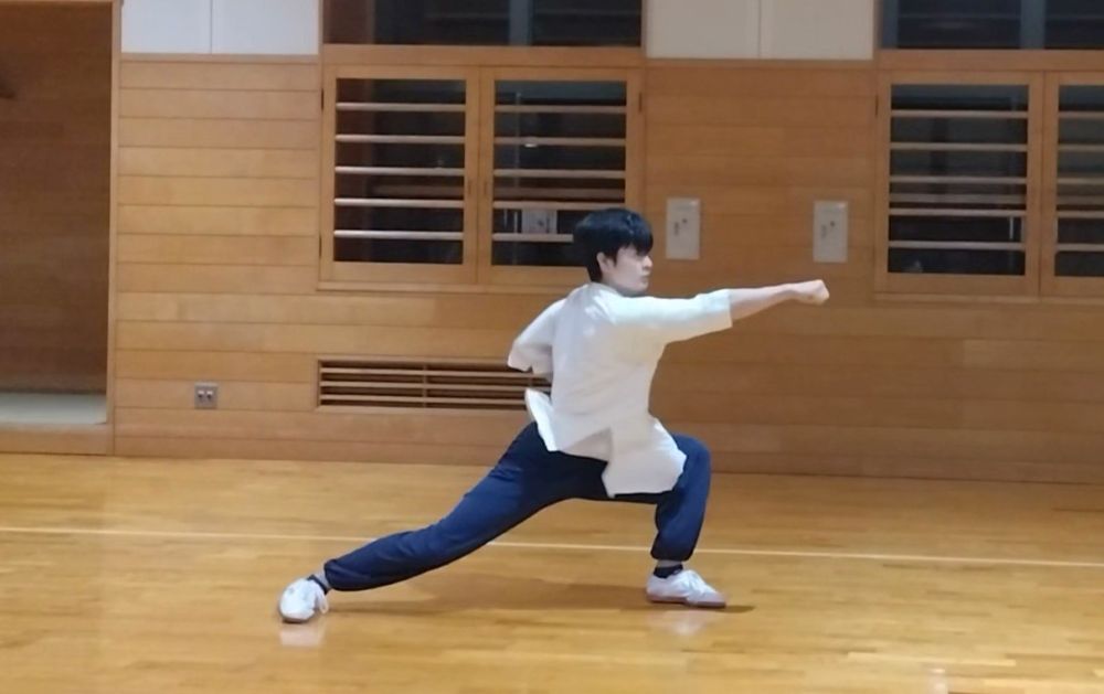 右拳を打ち出している