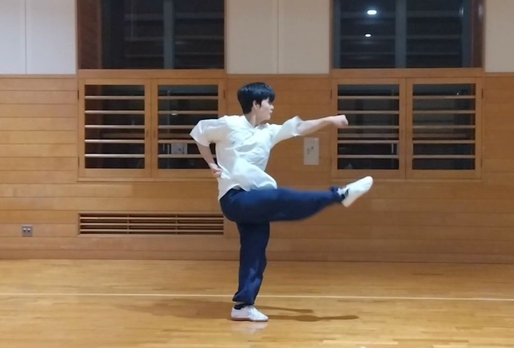 右蹴り、左打ち