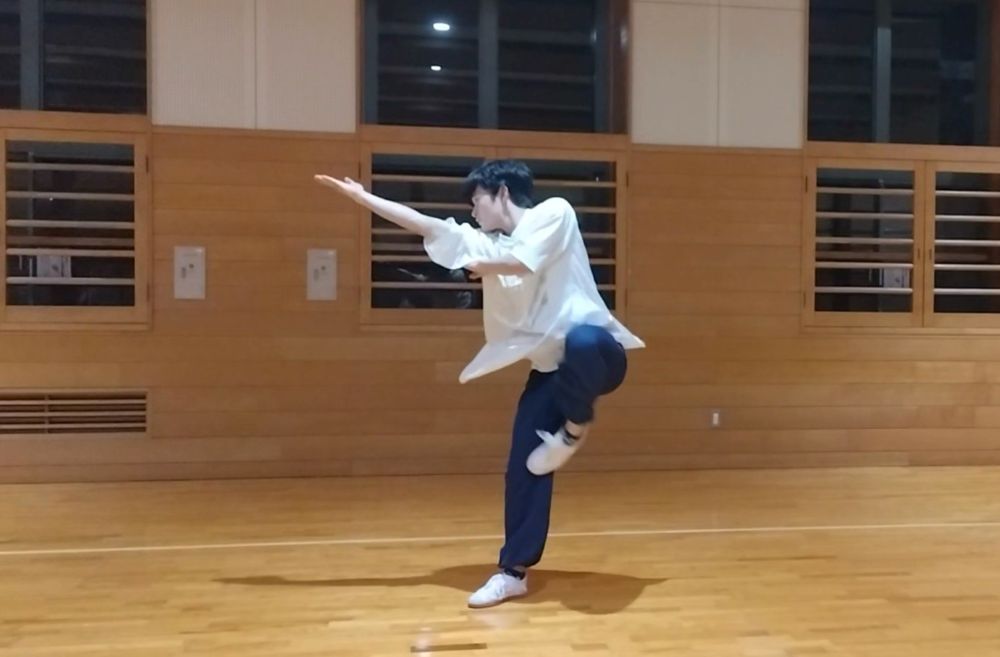 片足立ちで右手を差し込む