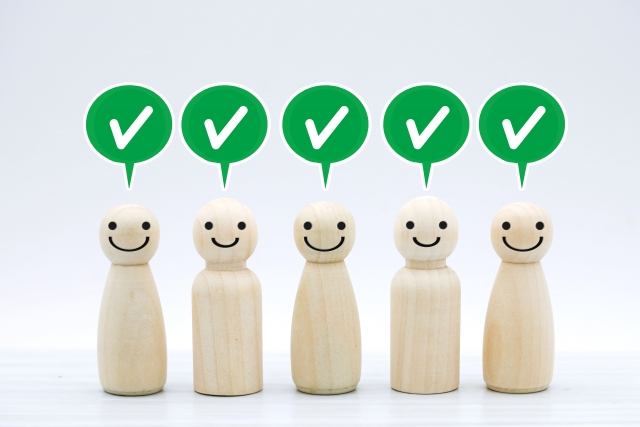 木のお人形とチェックマーク